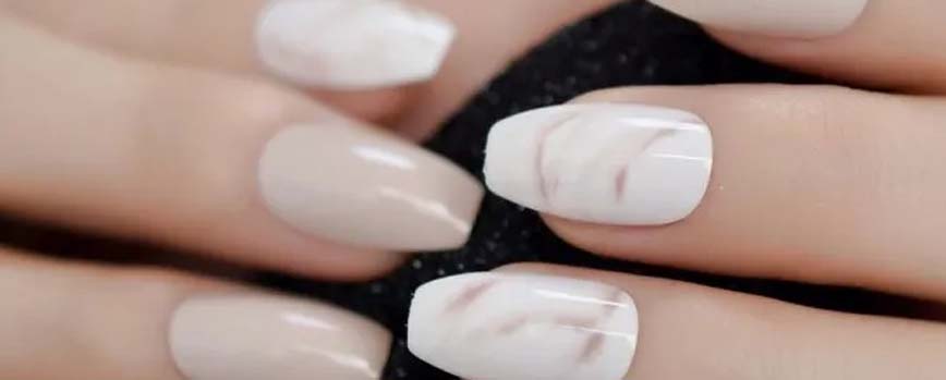 Uñas beige y blanco