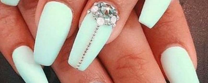 Uñas verde agua mate