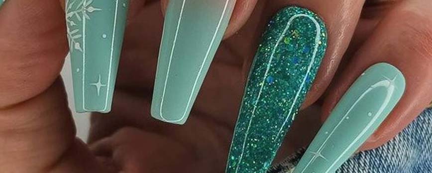 Uñas verde turquesa y glitter