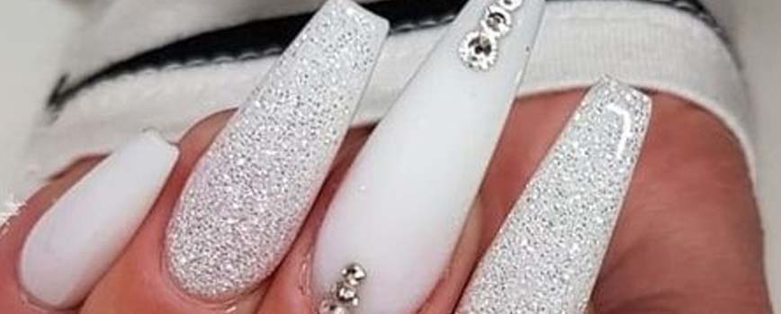 Uñas blancas con purpurina