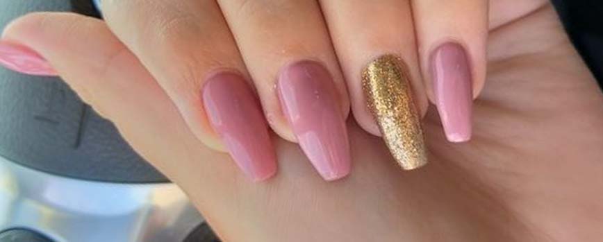 Uñas doradas y rosas