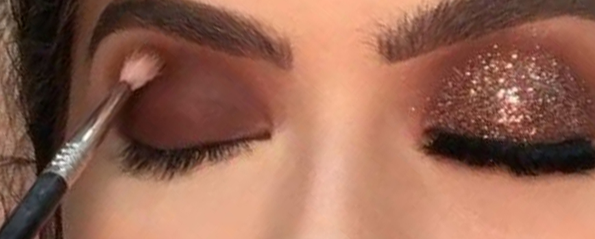 Maquilla los ojos con sombras llamativas