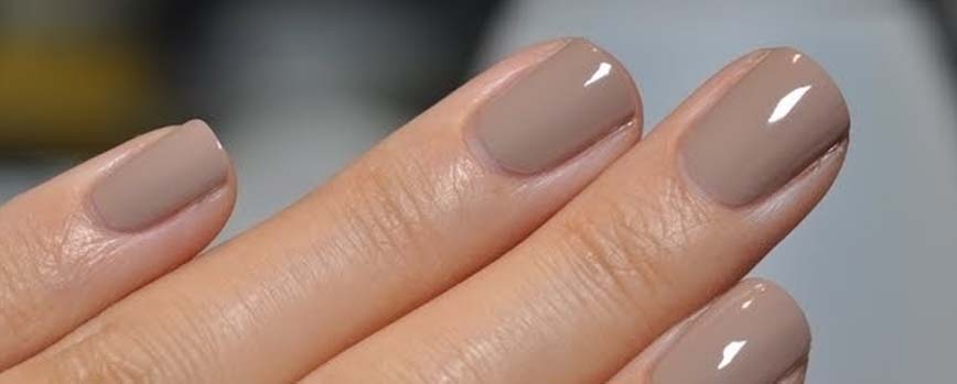 Uñas de color marrón claro