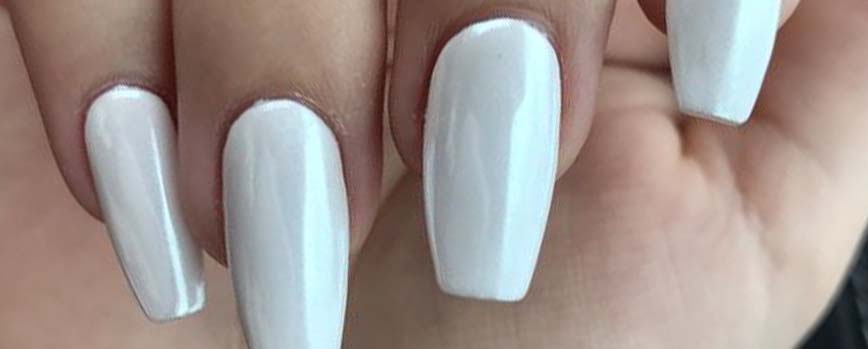 Manicura blanca con acabado nacarado