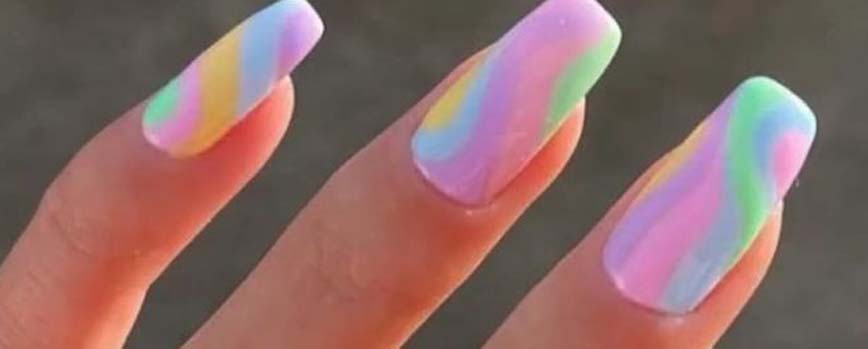 Uñas lilas con otros tonos pastel