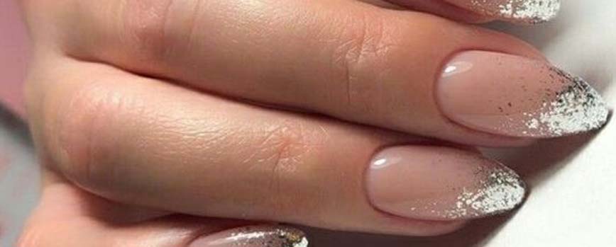 Uñas grises glitter