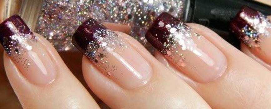 Uñas granates con un toque glitter