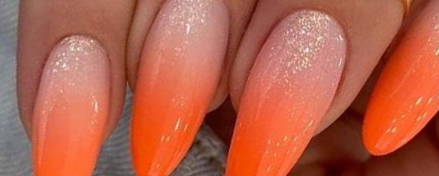 Uñas baby boomer en color naranja