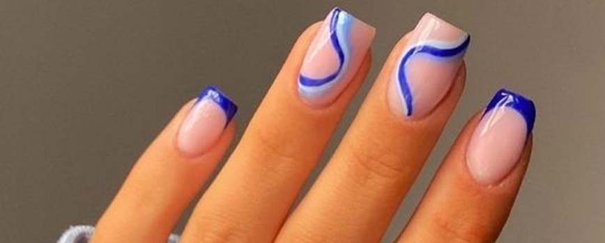 Manicura azul eléctrico minimalista