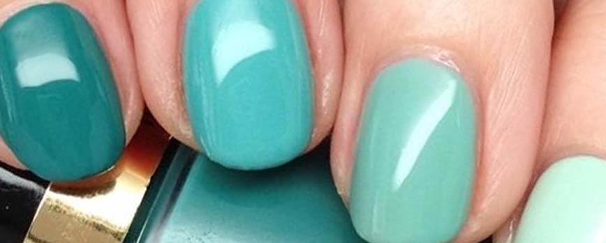 Manicura arcoíris con azul turquesa