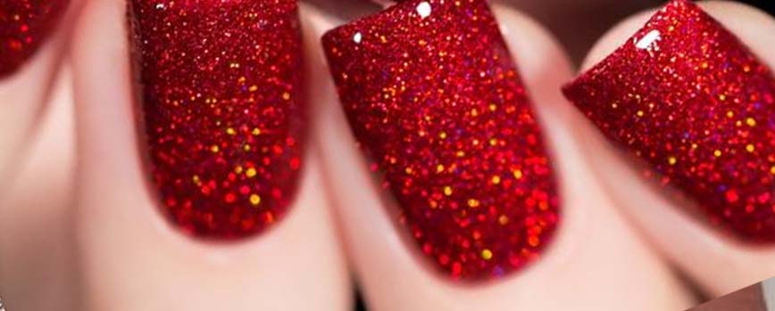 Uñas rojas con purpurina