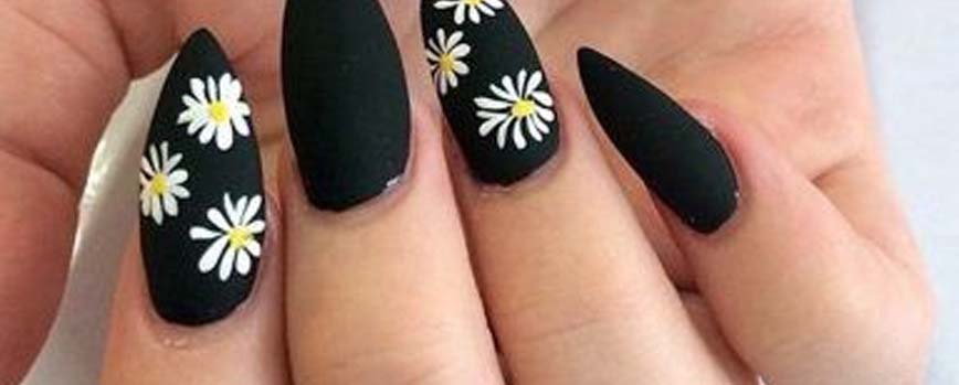 Uñas con margaritas sobre base negra