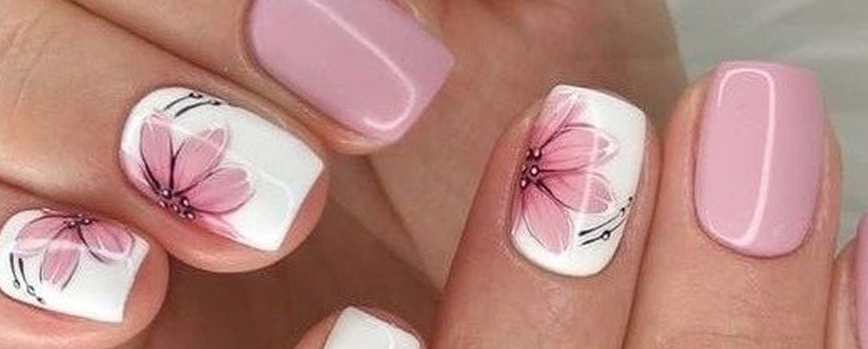 Uñas rosas con flores