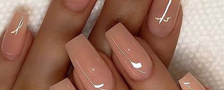 Uñas nude brillante