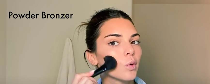 Aplica polvos bronceadores si quieres con un acabado bronceado