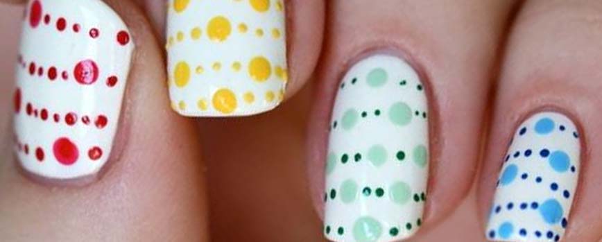 Manicura blanca con lunares de colores
