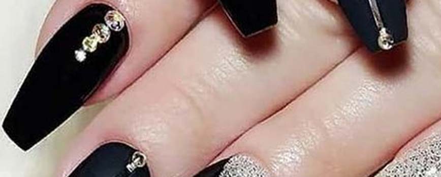 Uñas negras con strass
