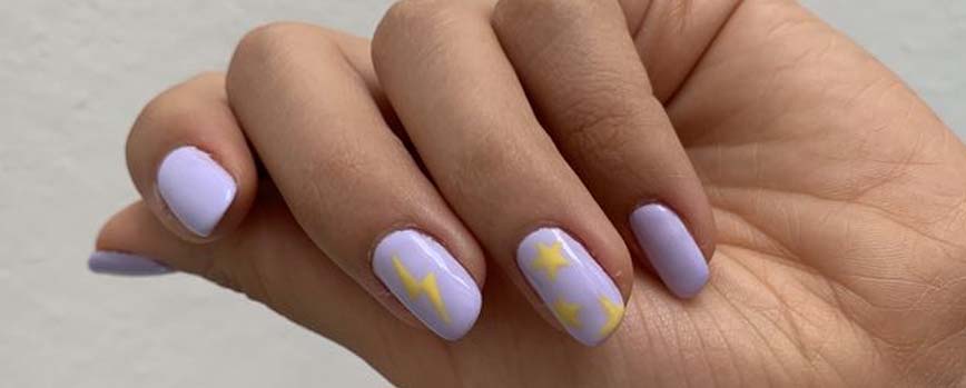 Uñas lilas y amarillo