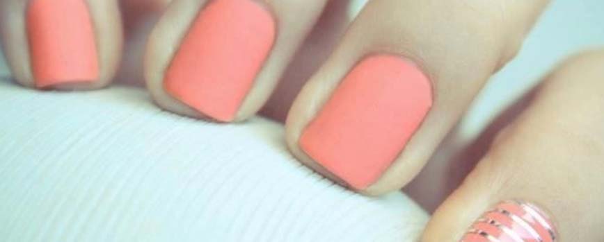 Uñas de color coral mate o brillante
