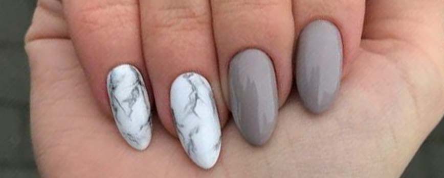 Uñas grises con efecto mármol