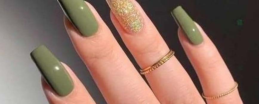 Uñas verde militar