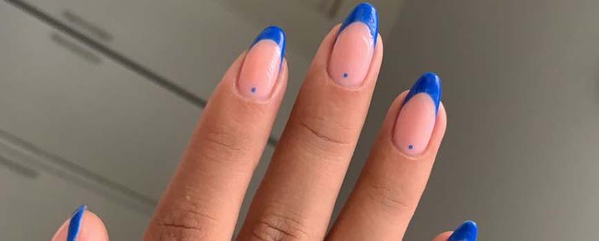 Manicura francesa en azul eléctrico