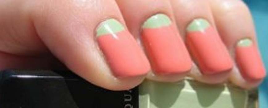 Manicura francesa invertida en verde turquesa