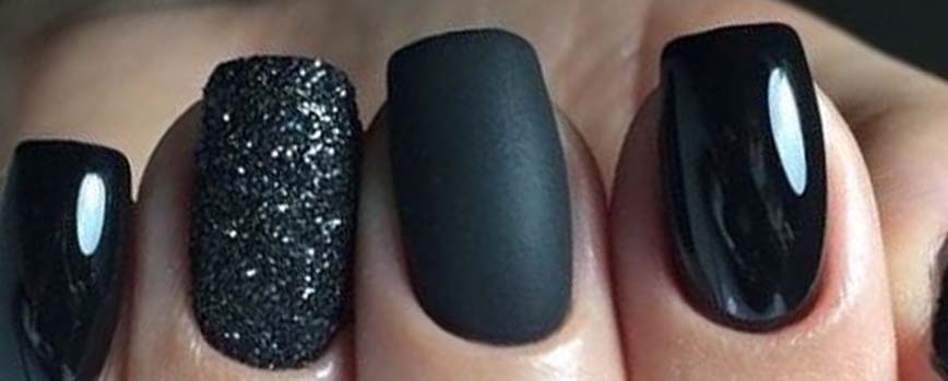 Uñas negras con purpurina