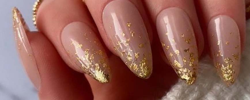 Uñas de brillos dorados