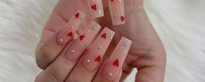 Uñas con corazones rojos