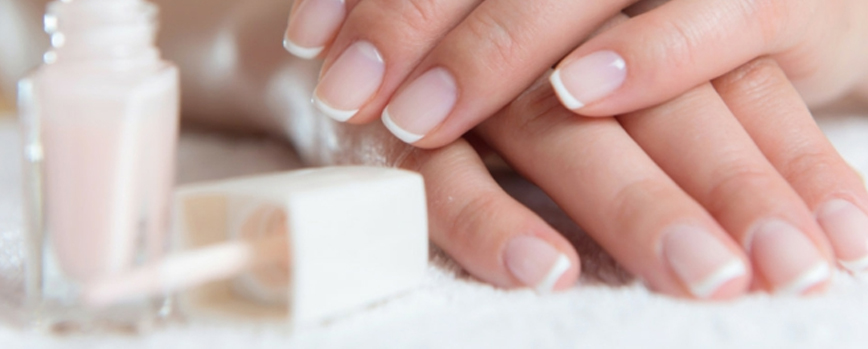Esmalte en las puntas de las uñas