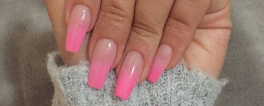 Manicura baby boomer con uñas rosas