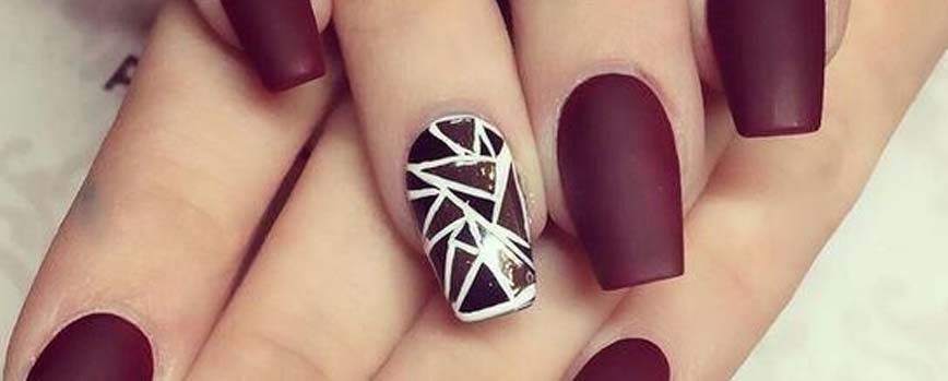 Uñas granates geométricas