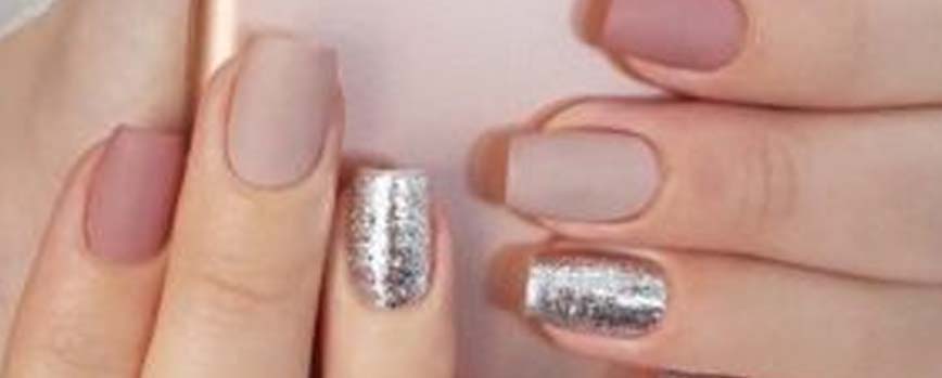Diseño de uñas con esmalte de uñas negro y beige con pedrería  Foto Premium