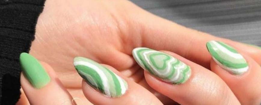 Manicura arcoíris en verde