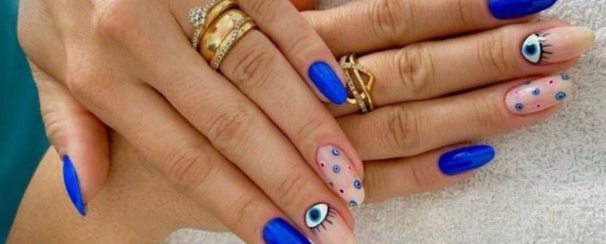 Uñas azul eléctrico con nude o blanco