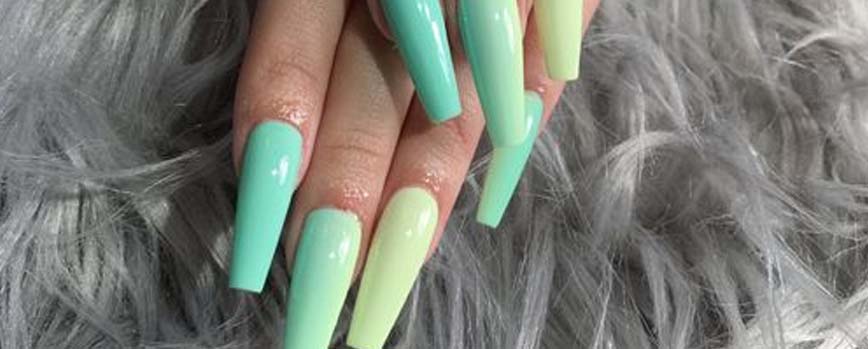 Manicura arcoíris con verde agua