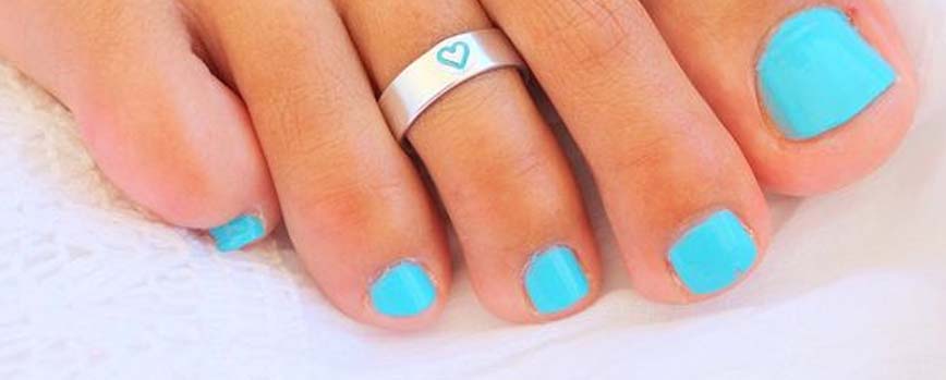 Uñas turquesa en los pies