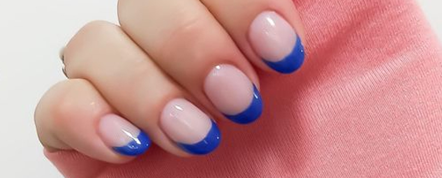 Manicura francesa en color azul marino