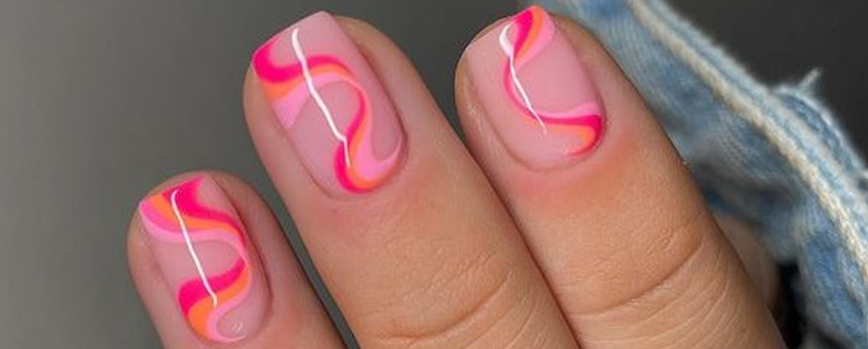 Uñas rosas con otros colores
