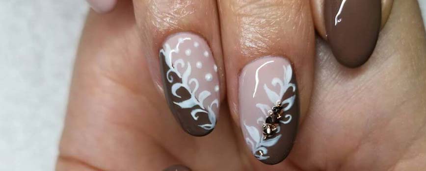 Uñas marrones decoradas