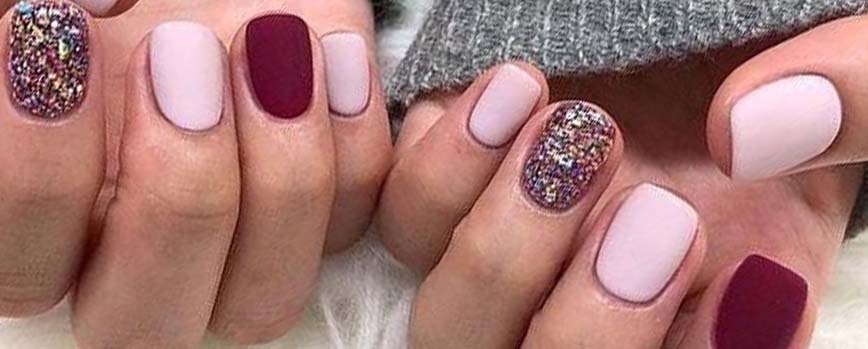 Uñas granates y rosas