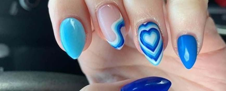 Manicura arcoíris en azules