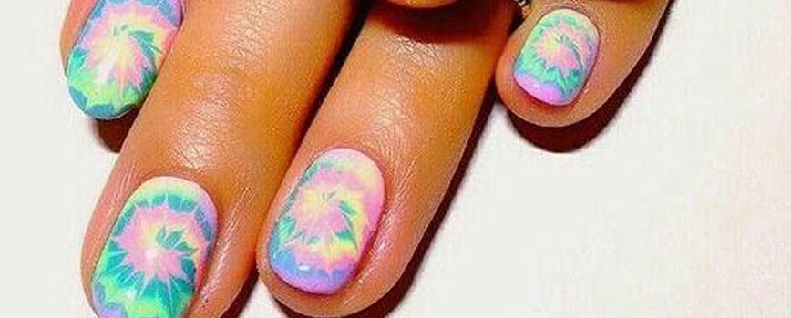 Manicura tie-dye en turquesa