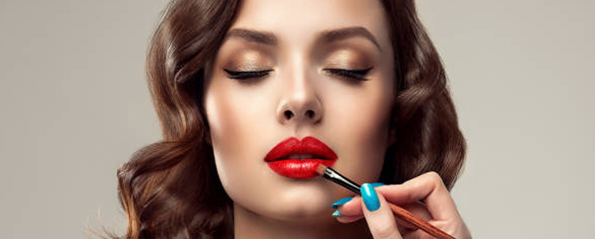 Utiliza un labial potente o un maquillaje de ojos llamativo