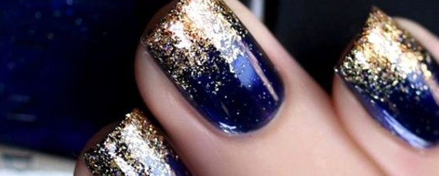 Uñas azules y doradas