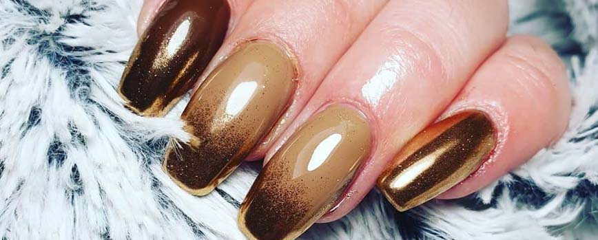Uñas marrones y dorado