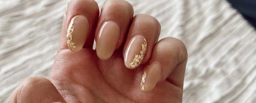 Uñas nude decoradas