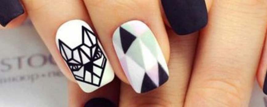 Manicura blanca con dibujos geométricos