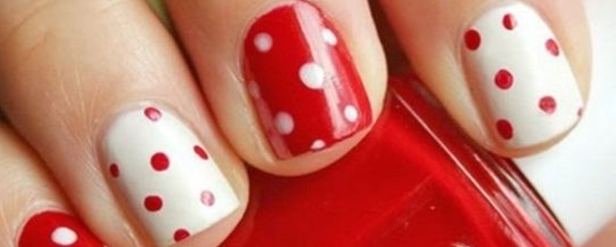 Manicura de puntos en color rojo